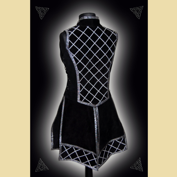 Waffenrock aus schwarzem Rindvelours. Er ist verziert mit großflächigen, aus silberner Litze applizierten Rautenmustern und schwarz-silbernem Bortenbesatz.