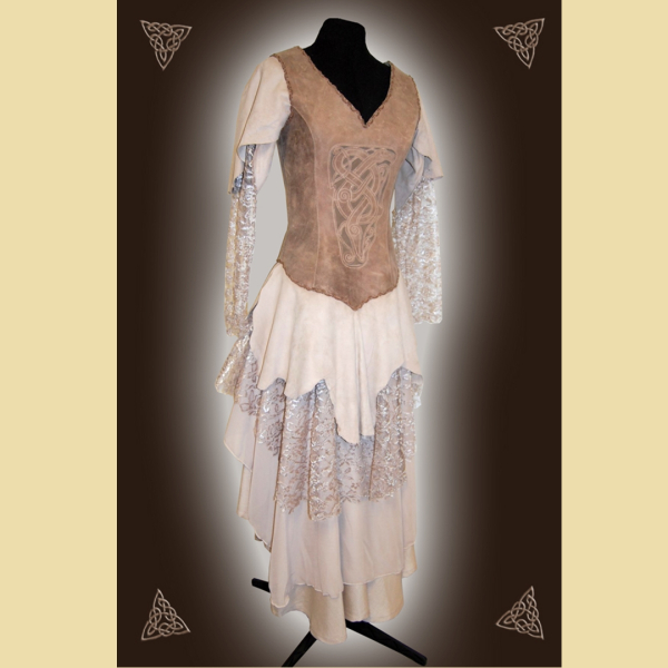 Langes Kleid aus Leder und Baumwolle. Es hat einen Kelchkragen und Bortenverzierung. Grüntöne in oliv und salbei