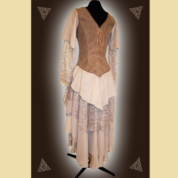 Langes Kleid aus Leder und Baumwolle. Es hat einen Kelchkragen und Bortenverzierung. Grüntöne in oliv und salbei