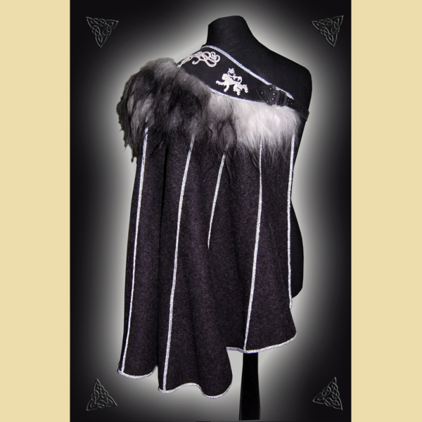 Anthrazitfarbener Halbmantel mit silbernen Löwen und Schaffellbesatz
