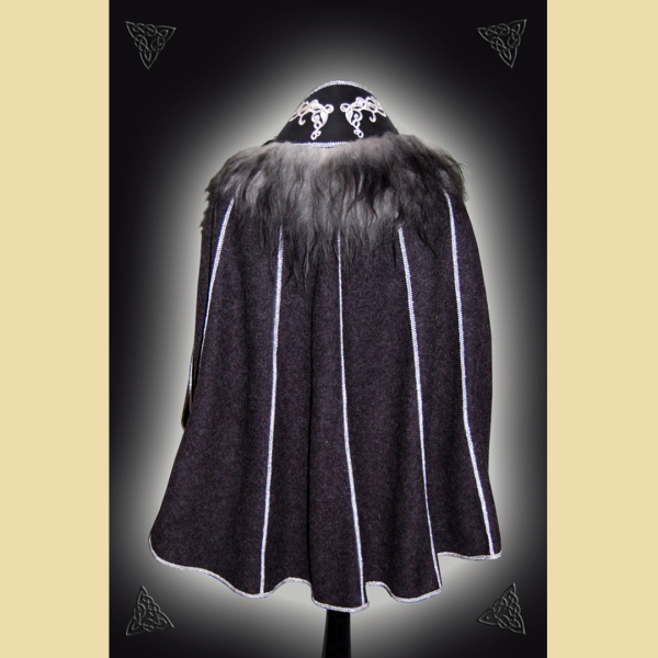 Anthrazitfarbener Halbmantel mit silbernen Löwen und Schaffellbesatz
