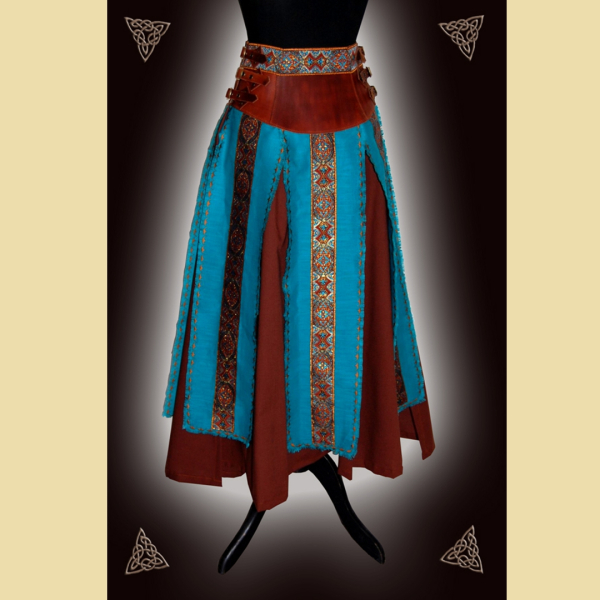 Rock mit breitem Bund aus rostfarbenem Fettleder und Baumwollstoff sowie petrolfarbenem Leinenstoff.