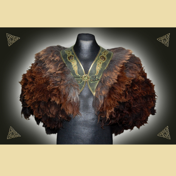 Brauner Fellumhang mit Farbverlauf und Blütenmotiv