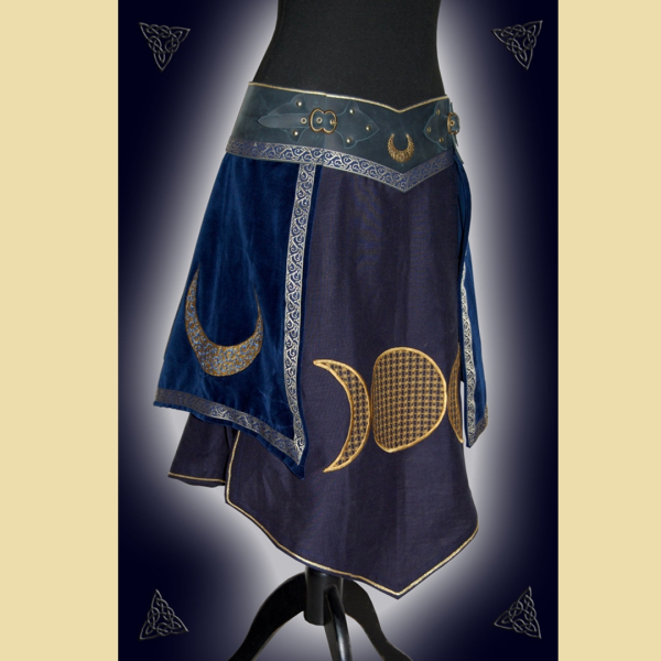 Hüftig sitzender Rock aus dunkelblauem Fettleder, Baumwollsamt und Leinenstoff.