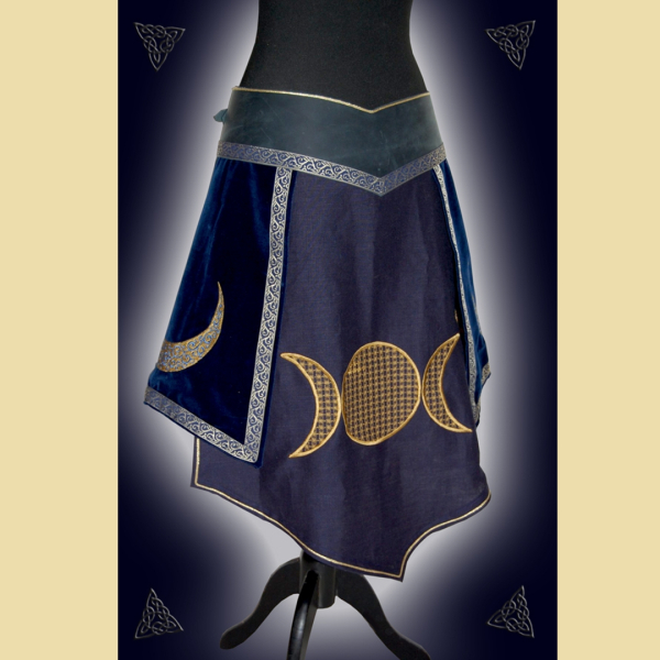 Hüftig sitzender Rock aus dunkelblauem Fettleder, Baumwollsamt und Leinenstoff.