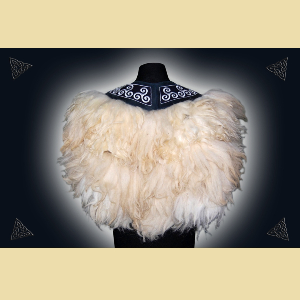 Wollweißer Fellumhang mit Triskelen