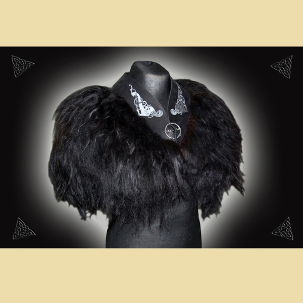 Schwarzer Fellumhang mit Wikinger-Tiermotiven