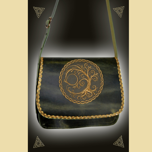 Umhängetasche aus olivgrünem Fettleder und Rindvelours. Die Tasche ist verziert mit einer großen Baum-Stickerei und Goldbortenbesatz. Sie besitzt eine große Innenkammer und eine äußere Stecktasche auf der Rückseite. Der Trageriemen kann mittels einer Schn