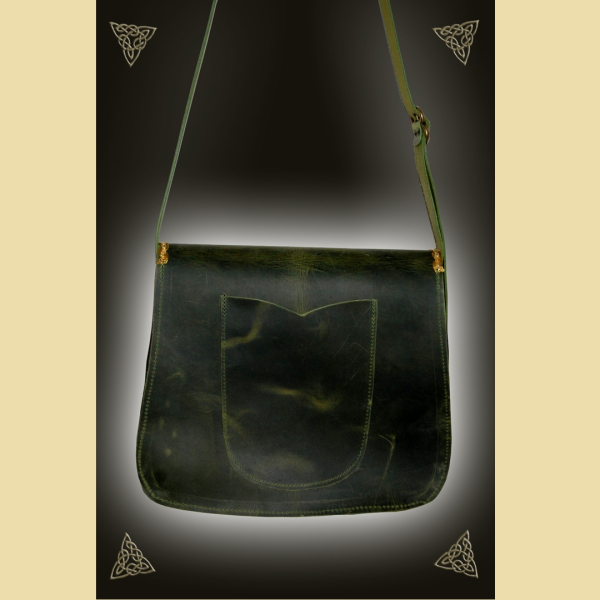 Umhängetasche aus olivgrünem Fettleder und Rindvelours. Die Tasche ist verziert mit einer großen Baum-Stickerei und Goldbortenbesatz. Sie besitzt eine große Innenkammer und eine äußere Stecktasche auf der Rückseite. Der Trageriemen kann mittels einer Schn