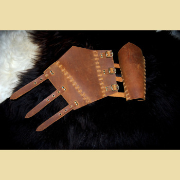 Mittelalterliche Armschienen mit Flechtnähten