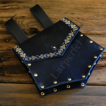 Bortenverzierte Gürteltasche