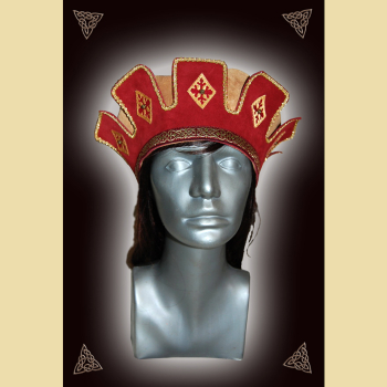 Hochmittelalterliche, gezinnte Kappe aus rotem und hellbraunem Leder